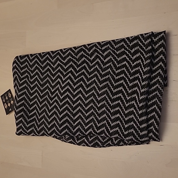 NWT Unbranded Infinity Scarf with Black and White Chevron Pattern - Picture 6 of 7